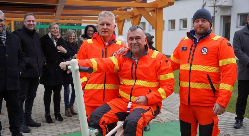 Kisvárdai kondipark a mentőállomás előtt