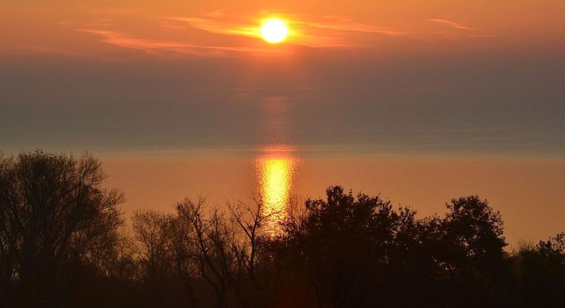 Novemberi, ködös, fagyos napkelte a Balatongyöröki Szépkilátónál