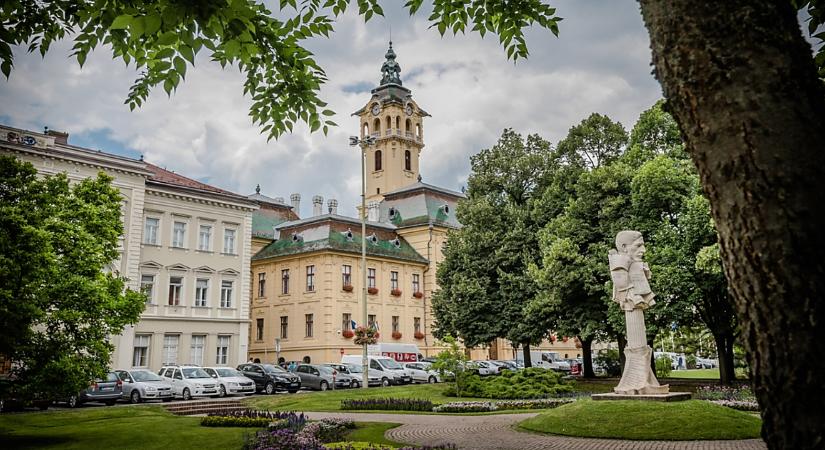 Lakossági parkolás: Szegeden akár 100 ezer forintba is kerülhet két autó bérlete egy évre