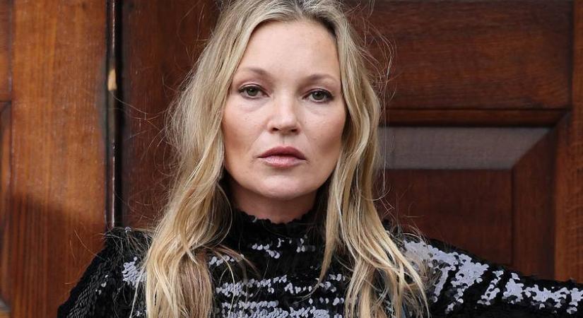 Kate Moss már 15 évesen melltartó nélküli fotózást vállalt be: így vették rá