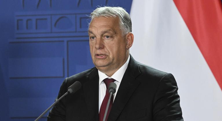 A cseh kormányfő kijelentette, Orbán Viktor politikáját hajtják végre Csehországban