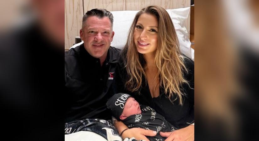 Új sztárpilóta a láthatáron: Megszületett Tony Stewart és Leah Pruett első gyermeke