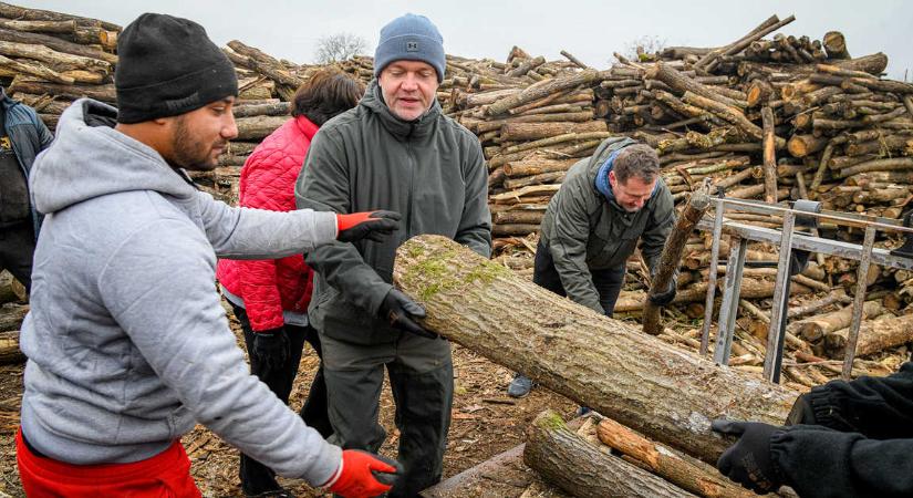 Közmunkásokkal együtt pakolták a szociális tűzifát az MSZP képviselői