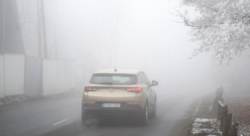 Ónos szitálás és hózápor is lehet hétfőn, a köd miatt a fél országra figyelmeztetést adtak ki