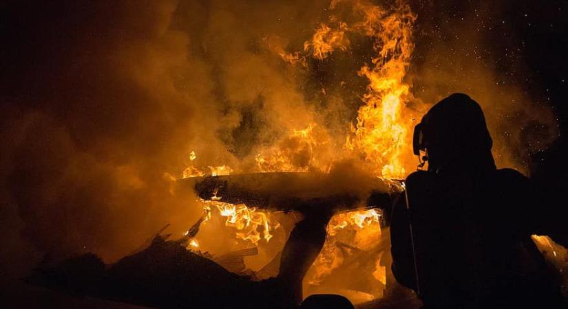 Parkoló autó égett Debrecen belvárosában