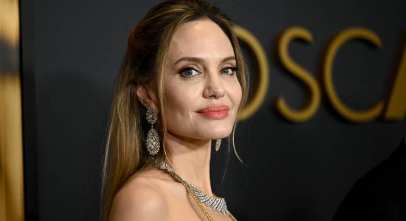 Angelina Jolie legkisebb fiával állt a vörös szőnyegre: Knox tiszta Brad Pitt