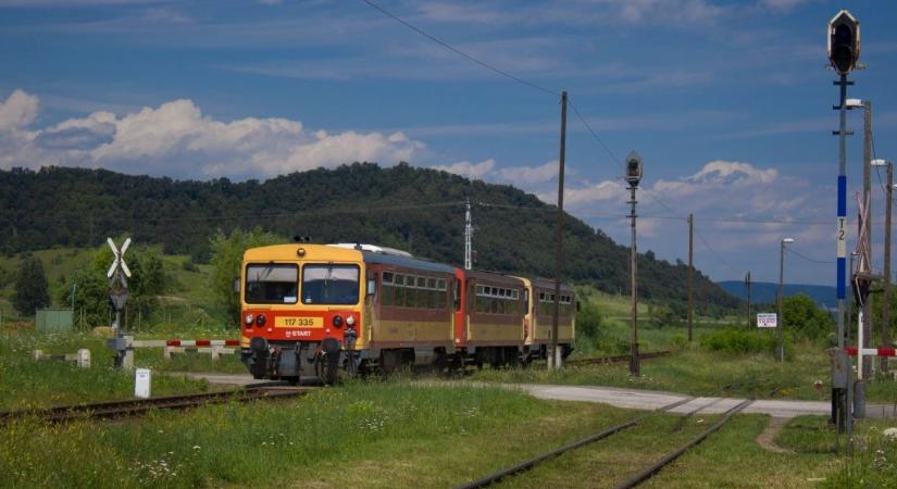 Elfogyott az üzemanyag Miskolc előtt, másfél órát állt a vonat