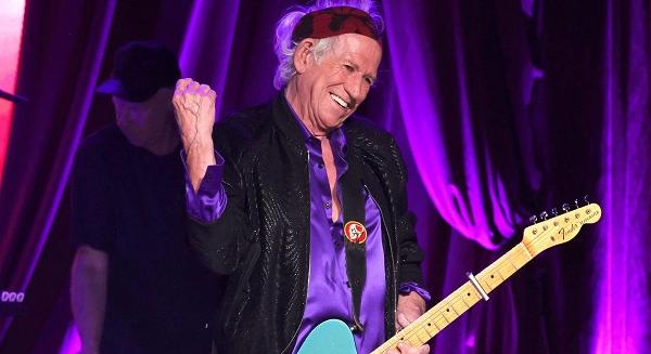 Így lökött le Keith Richards egy rajongót a színpadról a gitárjával (videó)