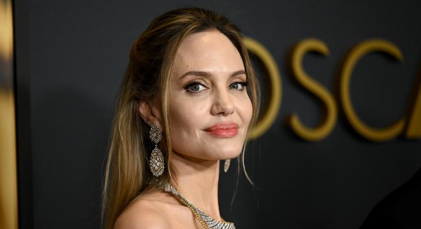 Tiszta Brad Pitt Angelina Jolie 16 éves fia, Knox: együtt jelentek meg egy eseményen, a világ szeme a gyönyörű fiún