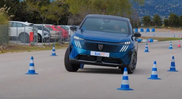 Ügyesen kerülgeti az akadályokat ez a villany-Peugeot!