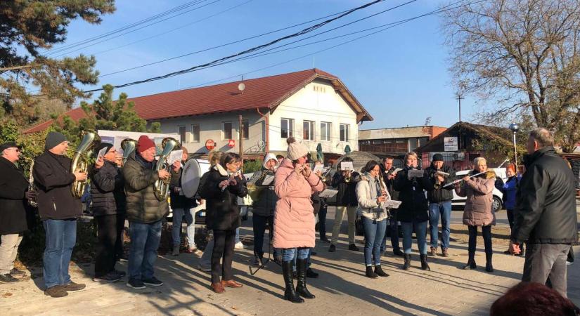 Libanapot tartottak a dorogi piacon