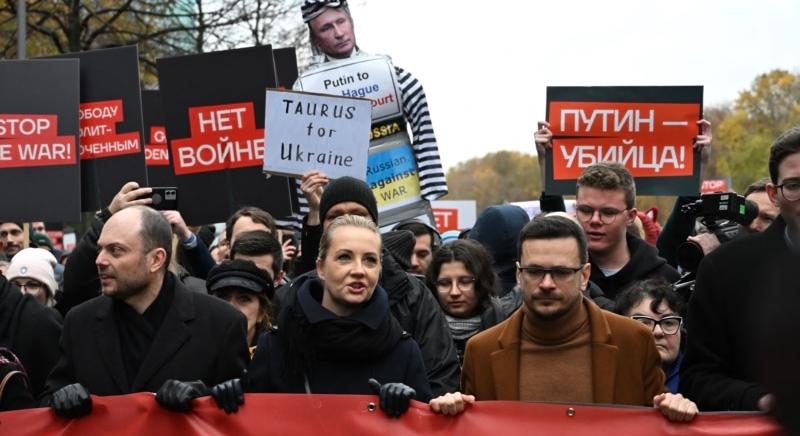 Háborúellenes tüntetést tartottak a berlini orosz nagykövetség előtt