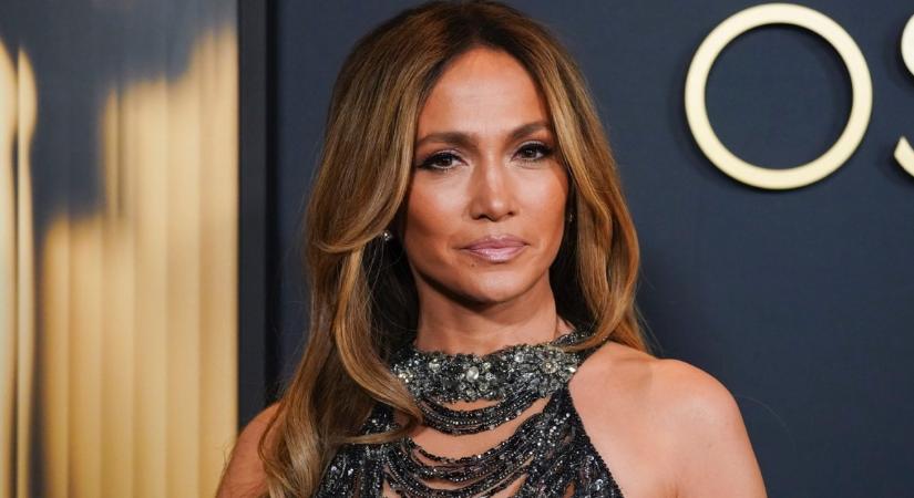 Se bugyi, se más: J-Lo meztelenruhája Jolie fiát és Lawrence pocakját is überelte - Fotók