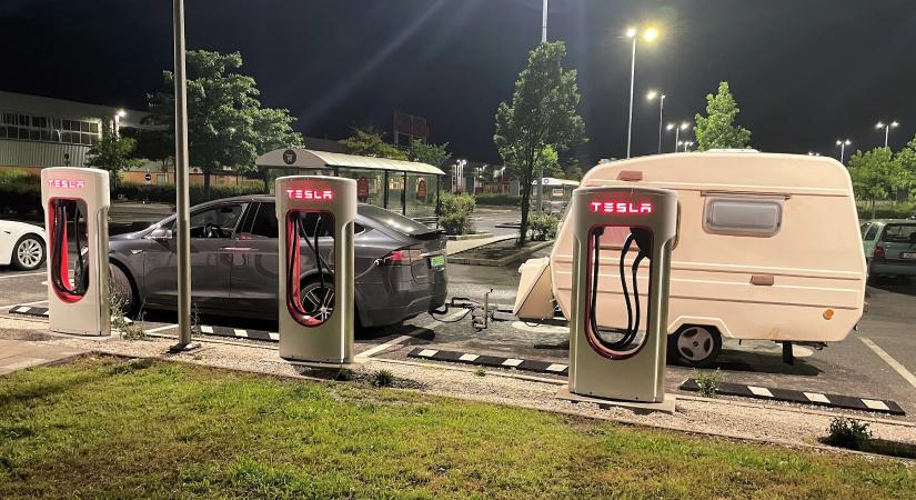 Már ezt is mutatja a Tesla a töltőállomásokról