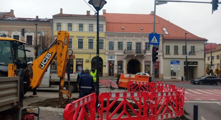 Illegális ásatásokat végeztek Kolozsvár Főterén, érdekes dologra bukkantak