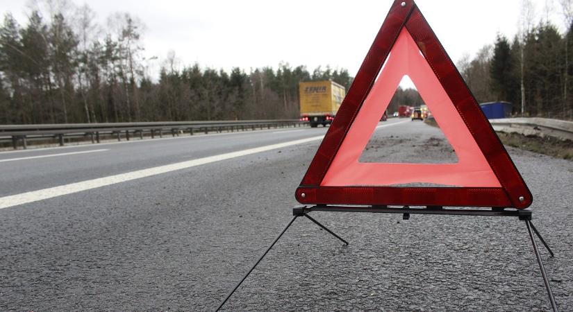 Átszakította a szalagkorlátot egy kamion az M3-ason – pályazár, óriási dugó