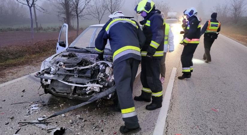 Nem tudott kiszállni a sofőr a baleset után