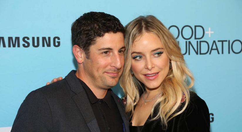 Jason Biggs feleségére kiakadt a fél világ – úgy ült repülőre, hogy hemzsegtek a fején a tetvek