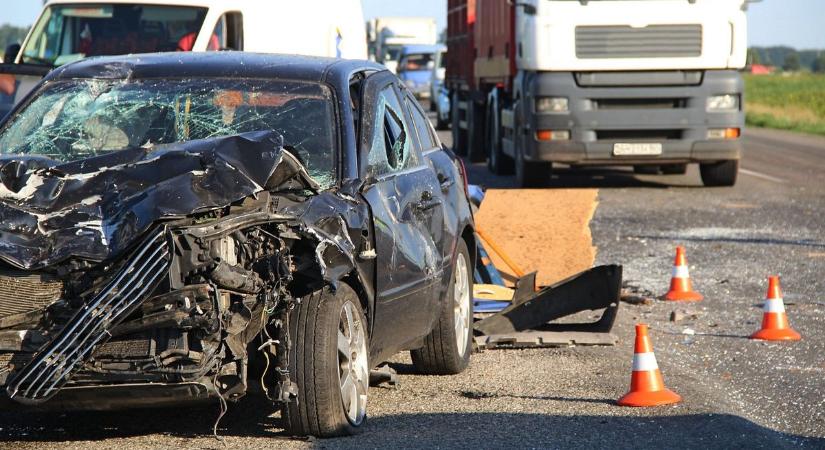 Mikrobusz és személyautó karambolozott a 4-es főúton, Fegyvernek és Kenderes között