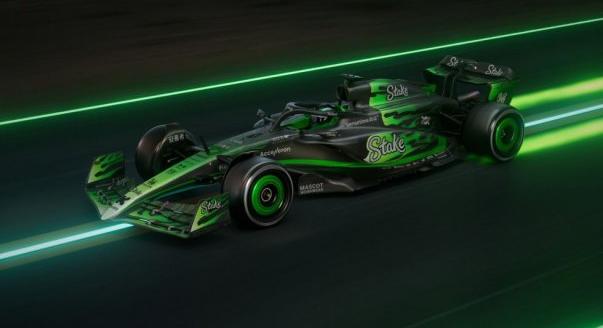 Zöld lángokba borulnak a Stake autói az F1-es Las Vegas-i Nagydíjra