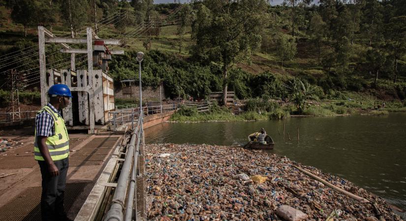 Nem bírja a rengeteg szemetet egy vízerőmű Afrikában, egymást érik az áramszünetek