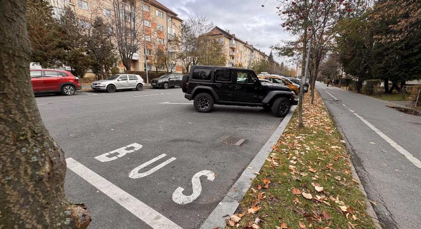 Zsebre megy: sokba kerül Sepsiszentgyörgyön a buszmegállókban való parkolás