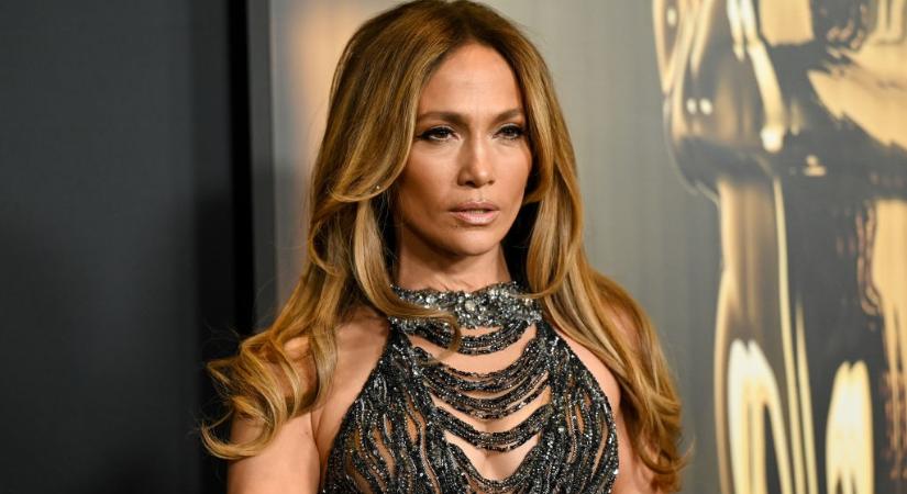 Jennifer Lopez meztelenruhában ragyogott, Angelina Jolie összeöltözött a fiával - ezek voltak a Governors Awards legizgalmasabb szettjei