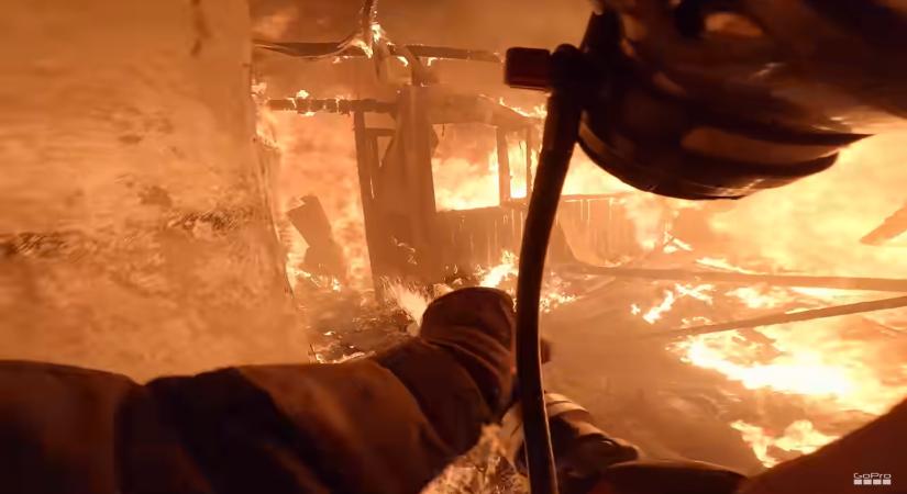 Izzasztó felvételt készített egy lángoló épületbe behatoló tűzoltó