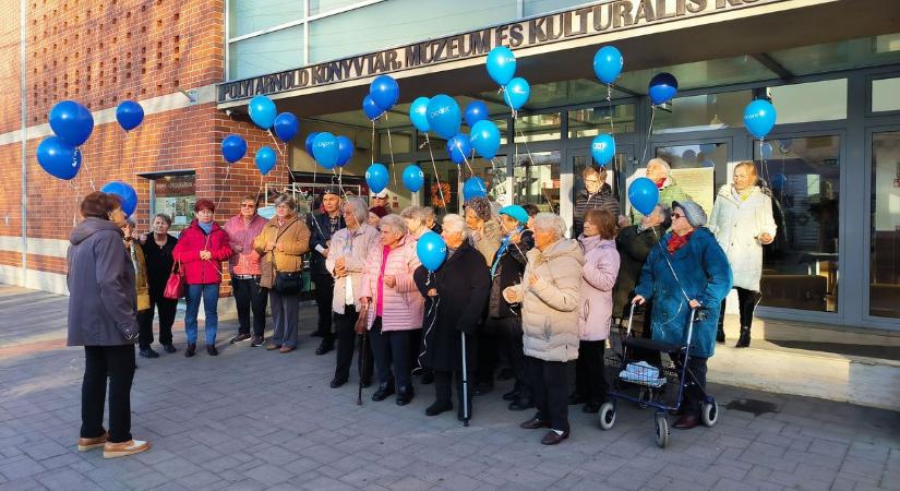 Hétfőn rengeteg lufi borította el az eget Miklóson, fontos oka volt – videóval