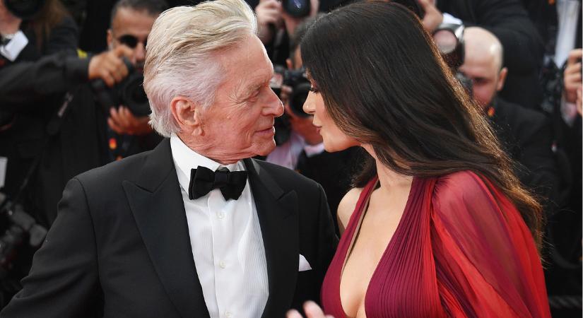 24 év után is halálosan szerelmesek: Catherine Zeta-Jones és Michael Douglas esküvői fotója maga a valóra vált álom