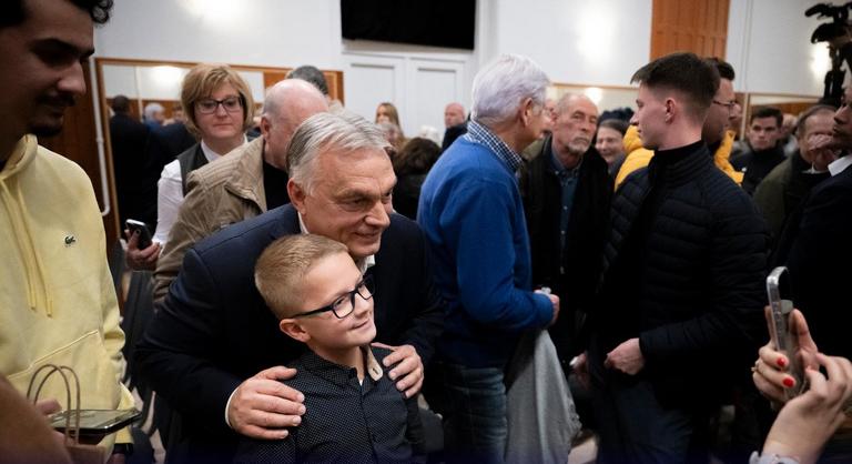 Nem várt helyen, meglepetésvendégként tűnt fel Orbán Viktor