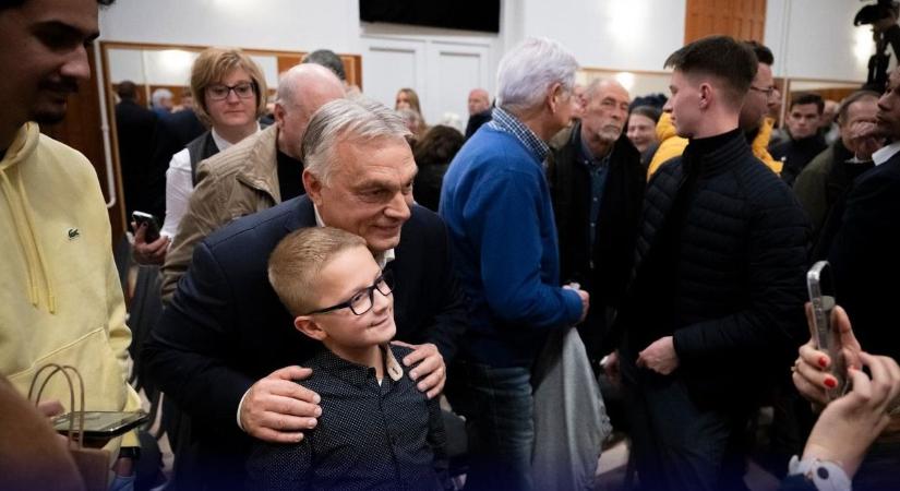 Orbán Viktor meglepett mindenkit, benézett a telt házas pátyi fórumra