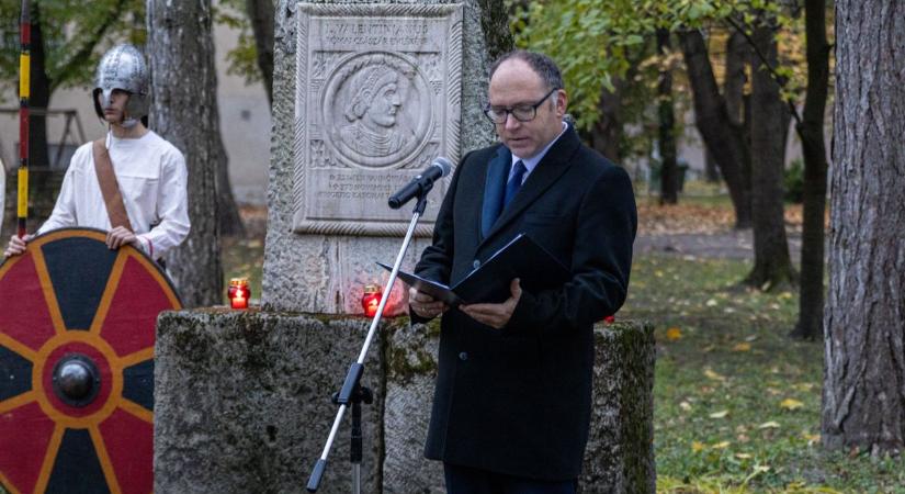 I. Valentinianus császárra emlékeztek, akit Brigetióban ért a végzet fotók