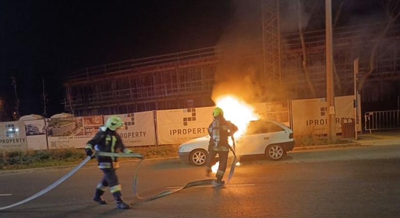 Lángoló autóhoz riasztották a debreceni tűzoltókat hétfőn