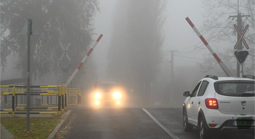 Óvatosan a vasúti átjáróknál! – nyíló sorompónál haladt a vonat Balatonfenyvesen