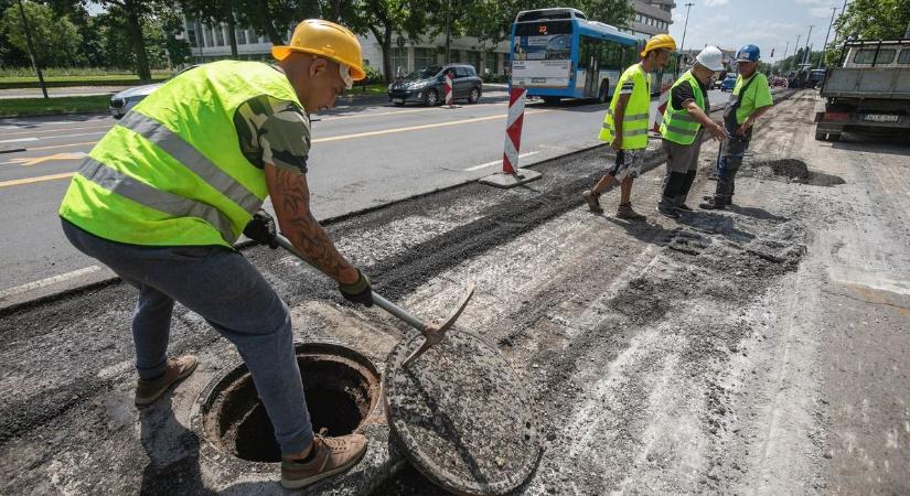 Járda mellett javítanak távhővezetéket a Petőfi téren