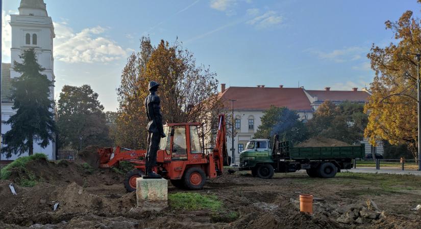 Ma reggel komolyan hozzáláttak a tereprendezésnek a Kossuth téren