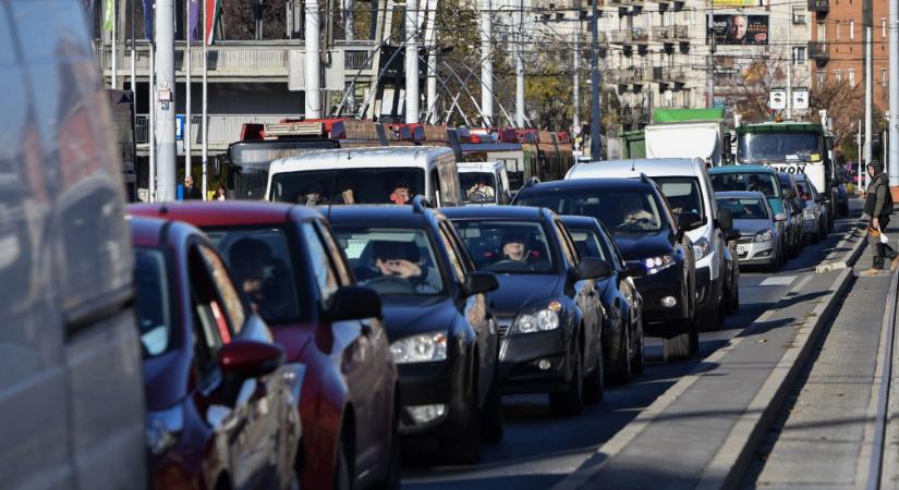 Brutálisan megemelnek egy magyar autós adót