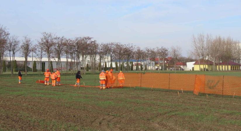 Szerelik össze az utak mentén a hófogó rácsokat