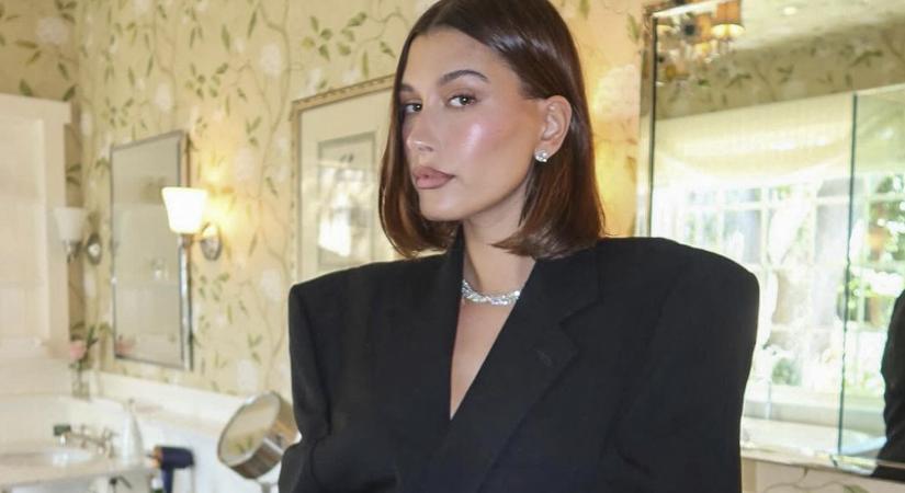 Gyönyörű édesanya! Hailey Bieber csipkés meztelenfelsőben pózol, és ennél ma biztosan nem látsz felszabadítóbbat