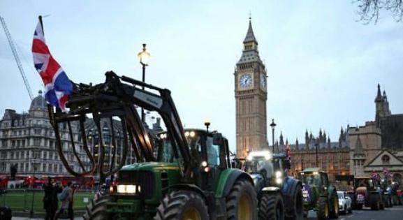 Dühös traktorosok lepik el London utcáit