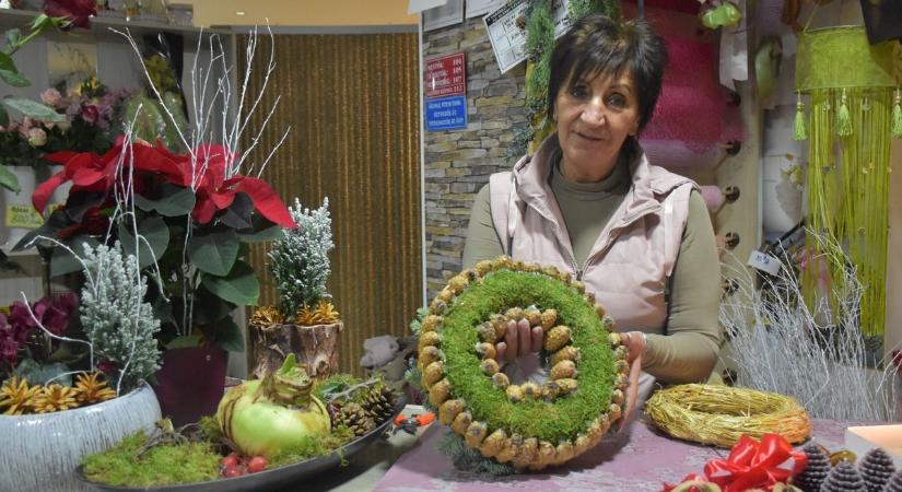 Hogyan rakjunk össze tetszetős adventi koszorút? Szakember segít! – videóval, galériával