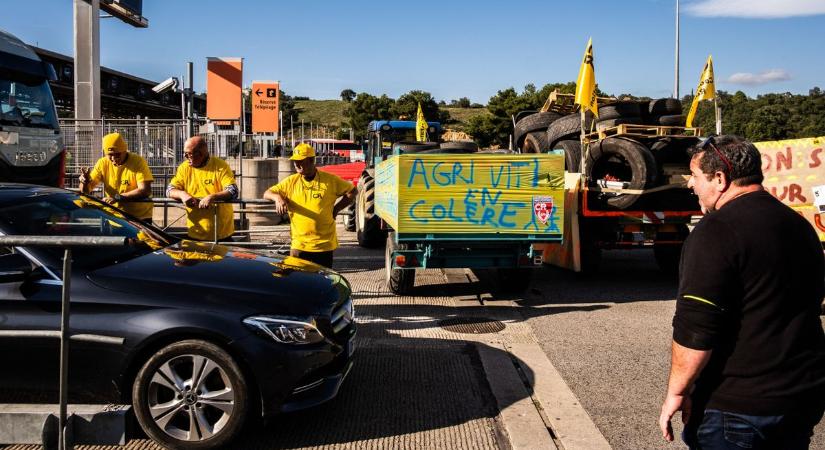 Ismét tiltakoznak a francia gazdák – fontos autópályát vontak blokád alá