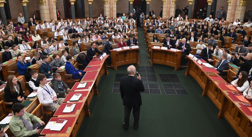 Diákok interpellálták a kormány képviselőit a parlamentben