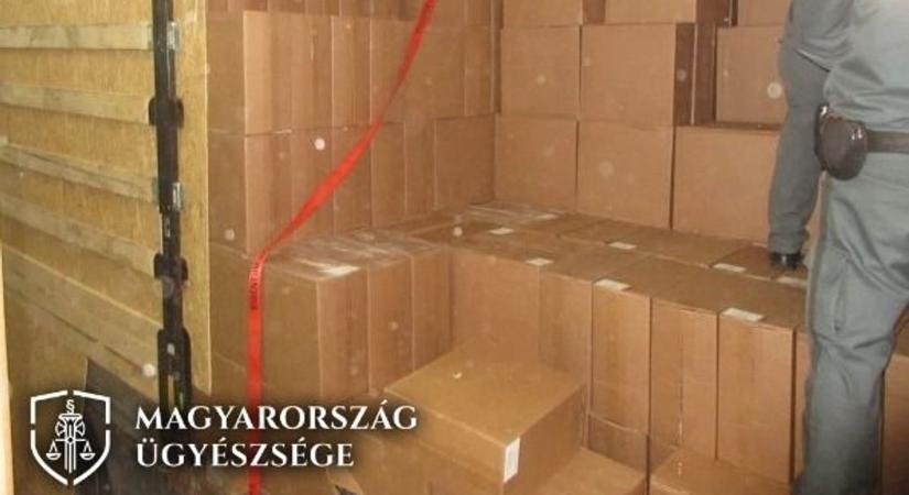 Fabrikett helyett csaknem egymillió doboz cigarettát próbált Magyarországra csempészni egy férfi