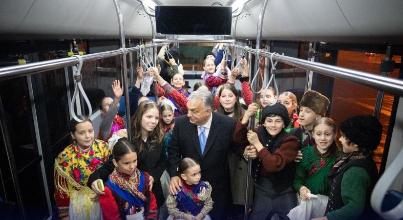 Orbán Viktor felszállt a bulibuszra