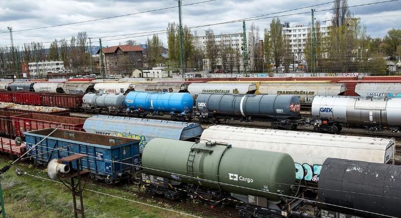 Vasút: több száz cég várja feszülten az állam döntését