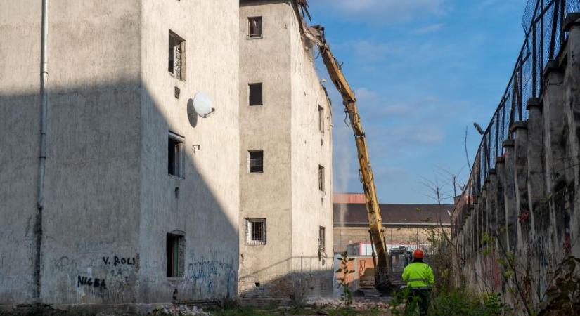 Hét év és hárommilliárd forint elkezdtek bontani a Hős utcai gettóban