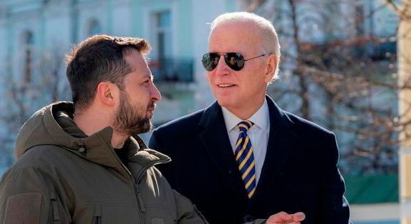 Biden értékes búcsúajándékkal lepte meg Zelenszkijt