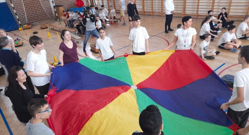 Színes fejlesztő labdákra is gyűjtenek az Aranyossy bálon